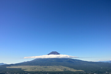 道志山塊の杓子山山頂より望む夏の富士山 コピースペース