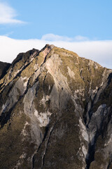 Laguna de Quilotoa con monta&ntilde;a en el atardecer, Ecuador.