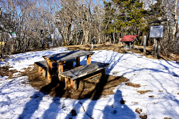 道志山塊の御正体山　初冠雪の頃の山頂

