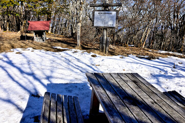 道志山塊の御正体山　初冠雪の頃の山頂
