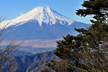 道志山塊の御正体山　峰宮跡展望台から望む富士山
