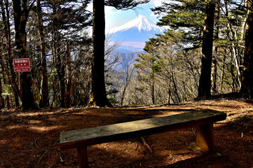 道志山塊の御正体山　峰宮跡展望台から富士山を眺める
