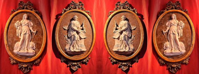 Composizione di sculture d'epoca replicate e speculari