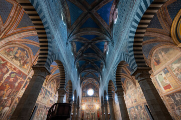 Fototapeta premium Interior frescoes of the Duomo di San Gimignano - San Gimignano, Italy