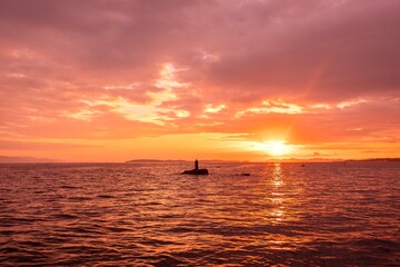 南知多町、聖崎上陸大師像と知多湾に登る朝日