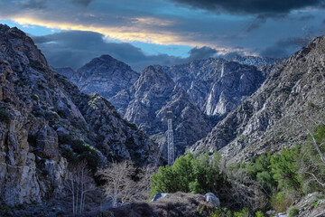 2023-01 27 TRAMWAY RIDE UP TO SAN JACINTO STATE PARK THROUGH THE ROCKY MOUNTAIN FACE WITH A BLUE SKY NEAR PALM SPRINGS CALIFORNIA