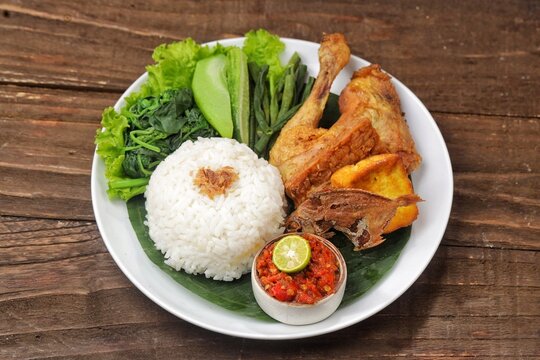 Sego tempong or nasi tempong is a traditional Banyuwangi dish served with various side dishes, fresh vegetables, and special chili sauce