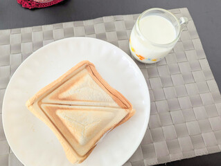 ホットサンドと牛乳を添えた朝食セット