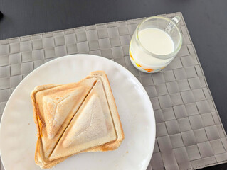 ホットサンドとミルクの簡単朝食