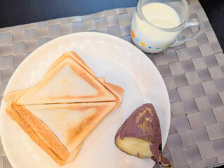 ホットサンドと焼き芋の朝ごはん