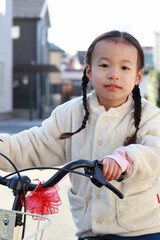 自転車に乗る幼児