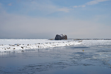 北海道　船上から見た網走港の流氷と帽子岩 © osap1111