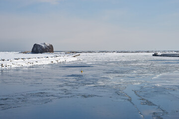 北海道　船上から見た網走港の流氷と帽子岩 © osap1111