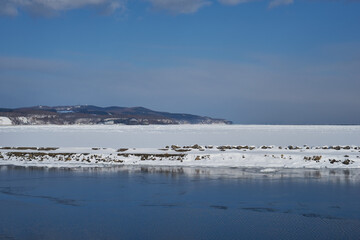 北海道　船上から見たオホーツク海の流氷と能取岬