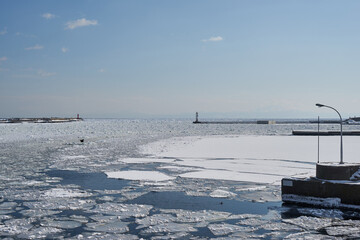 北海道　船上から見た網走港の流氷と灯台 © osap1111