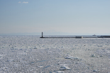 北海道　船上から見た網走港の流氷と灯台 © osap1111