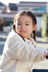 自転車に乗る幼児