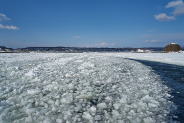 北海道　船上から見た網走港の流氷と帽子岩 © osap1111