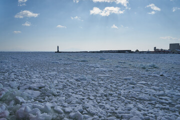 北海道　船上から見た網走港の流氷と灯台 © osap1111