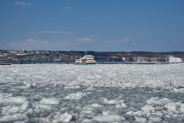 北海道　船上から見た網走港の流氷と砕氷船 © osap1111
