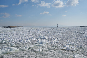 北海道　船上から見た網走港の流氷と灯台