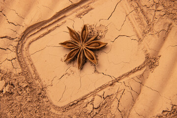 The patterns formed by clay, sand, and soil are embellished with spices and octagonal props. The layout is simple, with Middle Eastern and American Western styles, relatively simple. The design includ