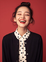 幸せそうに笑う可愛い女性のポートレート