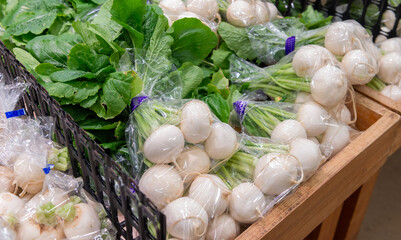 袋詰めされたかぶが並ぶ売り場