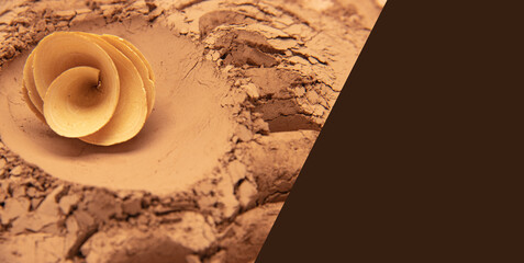 The pattern formed by clay, sand, and soil is embellished with wooden shavings and flower props. The layout is simple, with Middle Eastern style and American Western style, relatively simple. The desi