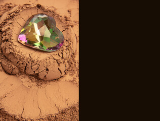 The pattern formed by clay, sand, and soil is embellished with a glass core prop. The layout is simple, with Middle Eastern style and American Western style, relatively simple. The design includes pag