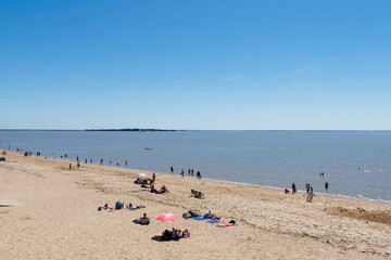 Take a nap, stroll or swim on the large sandy West beach on the Fouras-les-Bains peninsula in Charente-Maritime, facing the estuary and the Atlantic Ocean