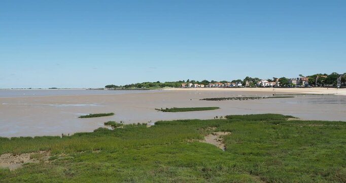 The large northern beach of Fouras-les-Bains in Charente-Maritime, followed by the fishing huts of Fouras, green wood and the Pointe d'Yves on the horizon
