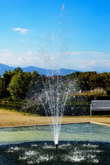 Acqua che zampilla in fontana di parco alpino
