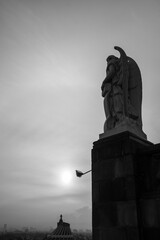 Fototapeta premium Ángel viendo sol a la distancia