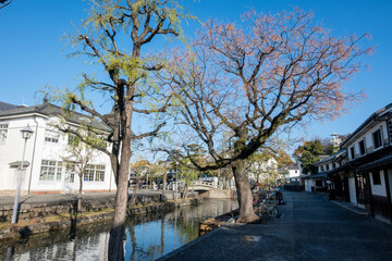 日本の岡山県倉敷市の白壁の美しいレトロな町並み © 仁 藤原