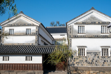 日本の岡山県倉敷市の白壁の美しいレトロな町並み