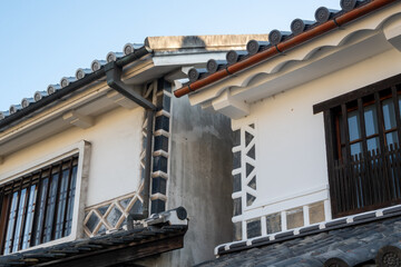 日本の岡山県倉敷市の白壁の美しいレトロな町並み