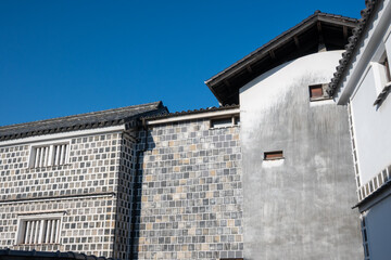 日本の岡山県倉敷市の白壁の美しいレトロな町並み