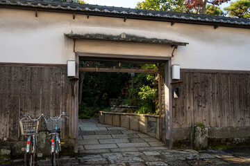日本の岡山県倉敷市の白壁の美しいレトロな町並み