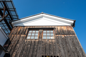 日本の岡山県倉敷市の白壁の美しいレトロな町並み