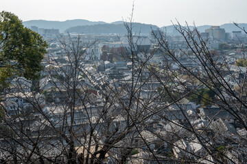 日本の岡山県倉敷市の白壁の美しいレトロな町並み