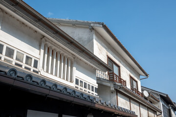日本の岡山県倉敷市の白壁の美しいレトロな町並み