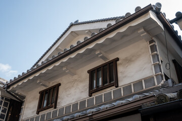 日本の岡山県倉敷市の白壁の美しいレトロな町並み