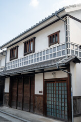 日本の岡山県倉敷市の白壁の美しいレトロな町並み