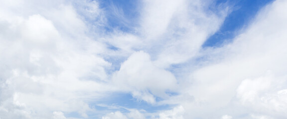 Obraz premium Clear blue sky filled with soft white clouds creates a calm, peaceful atmosphere