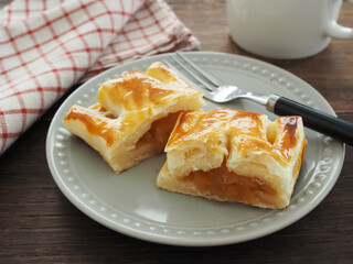 皿の上のアップルパイ