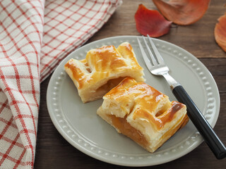 皿の上のアップルパイ