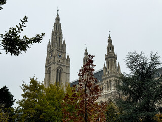 Obraz premium Vienna City Hall (Wiener Rathaus) in Autumn – Historic Gothic Revival Landmark 