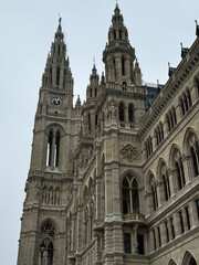 Fototapeta premium Vienna City Hall (Wiener Rathaus) in Autumn – Historic Gothic Revival Landmark 