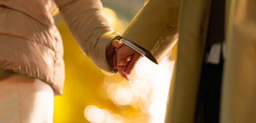 手を繋ぐ男女　イルミネーション